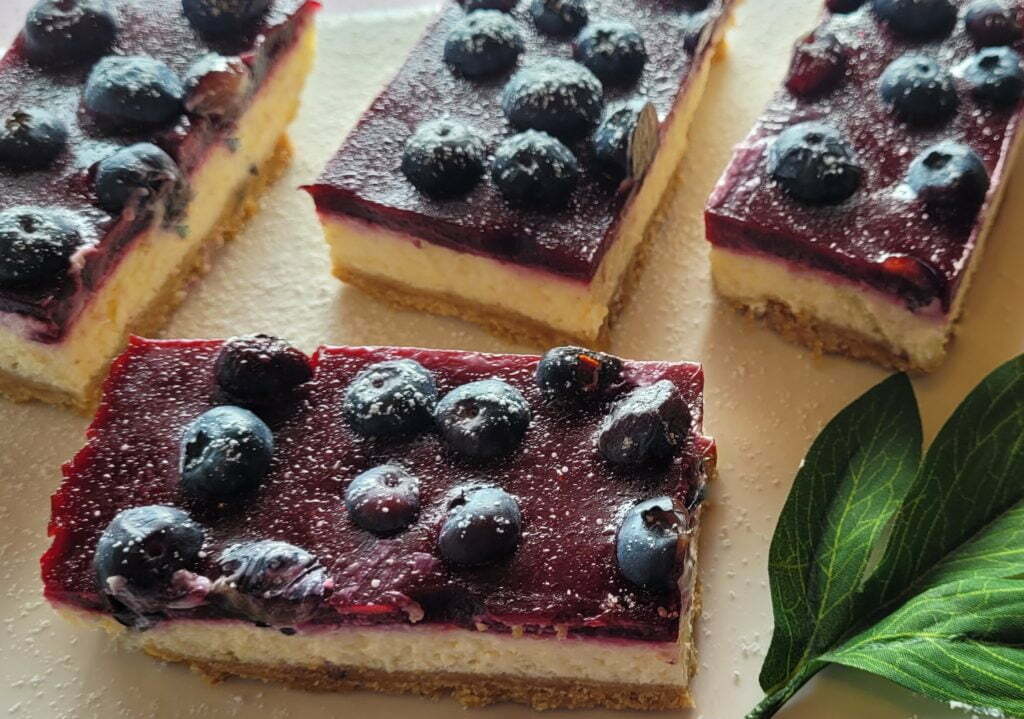 Baked lemon and berry cheesecake slices - Dizzy Delights